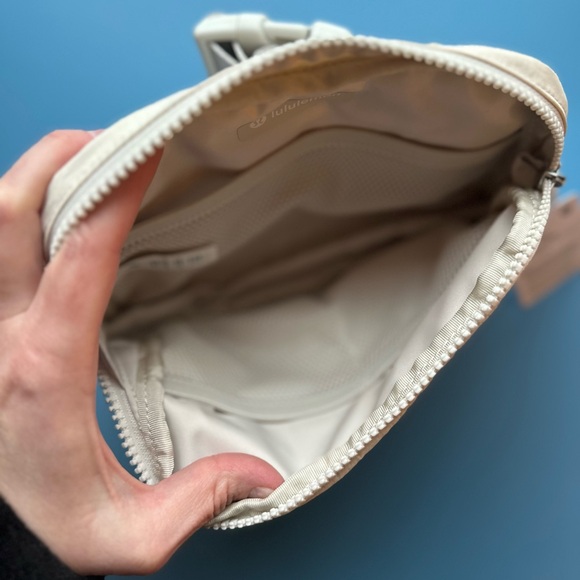 NWT Lulu Off-white Large Everywhere Belt Bag - Picture 4 of 8